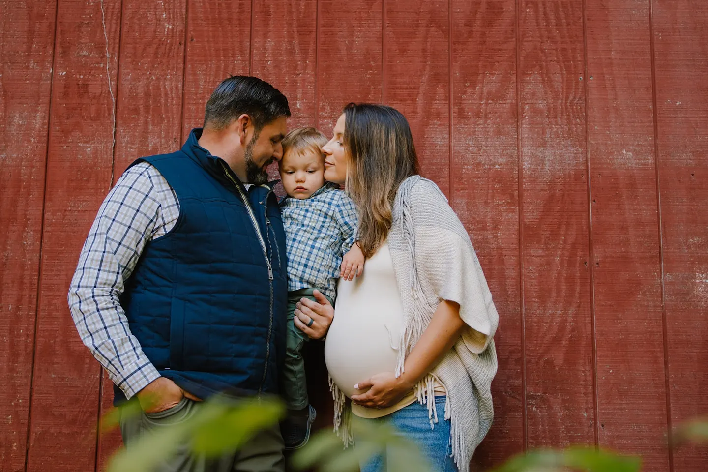 natural maternity session poses with sibling