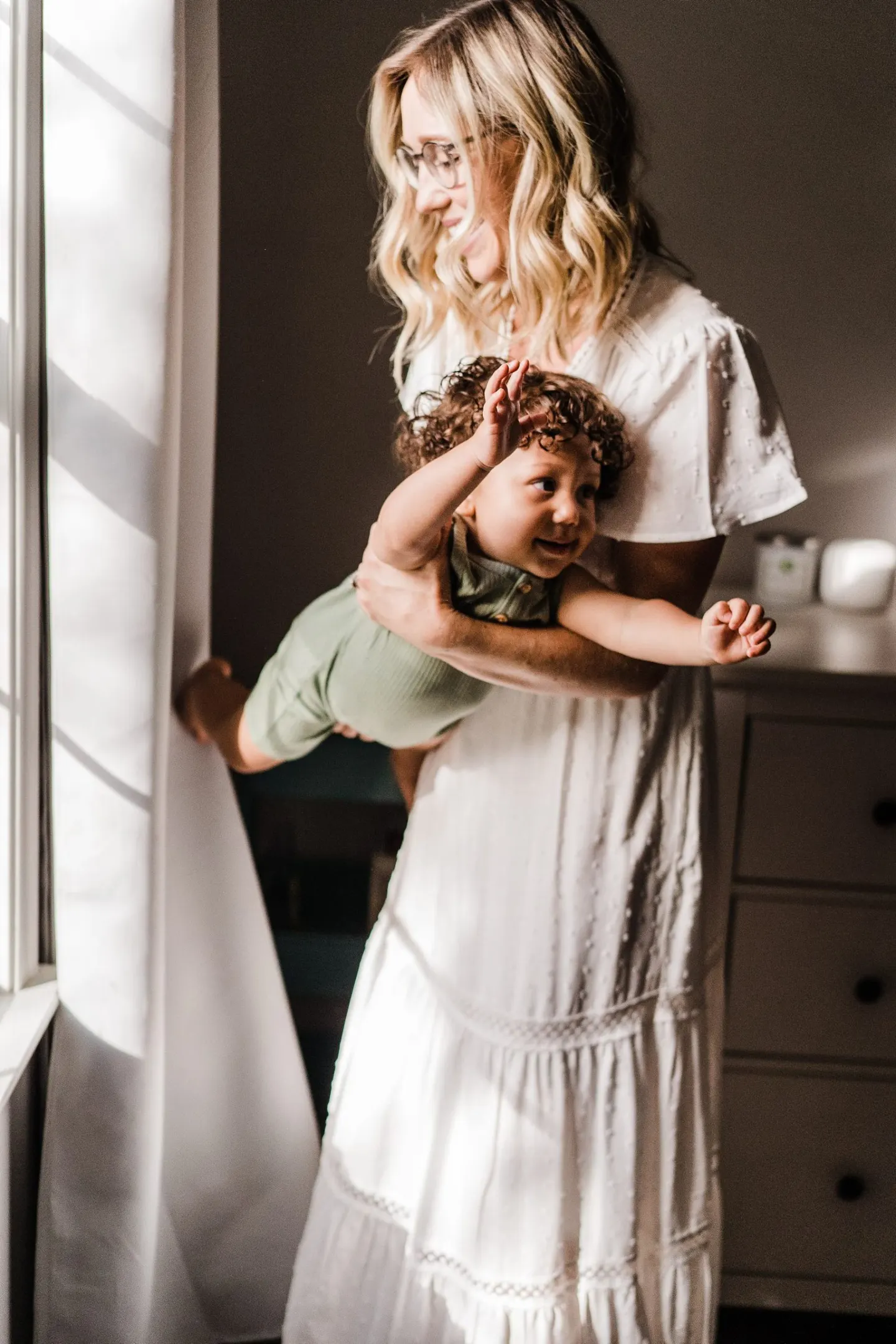 poses for lifestyle family photos at home