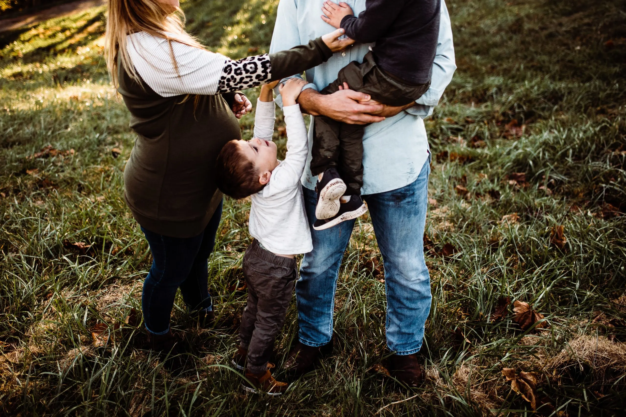 lifestyle maternity photos with siblings
