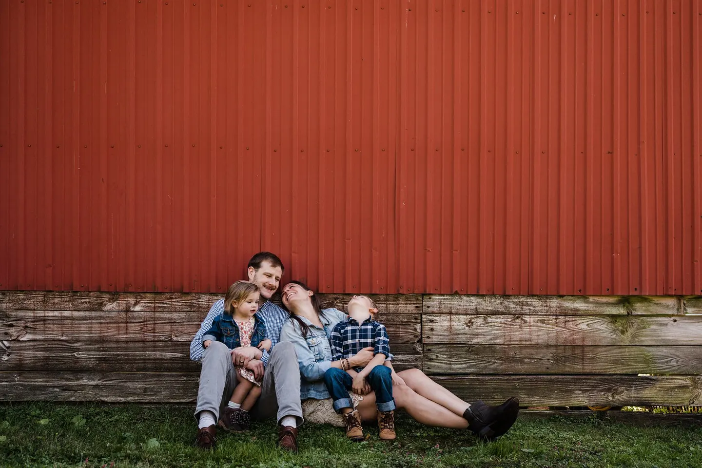 family photos by a barn, charlottesville photographer