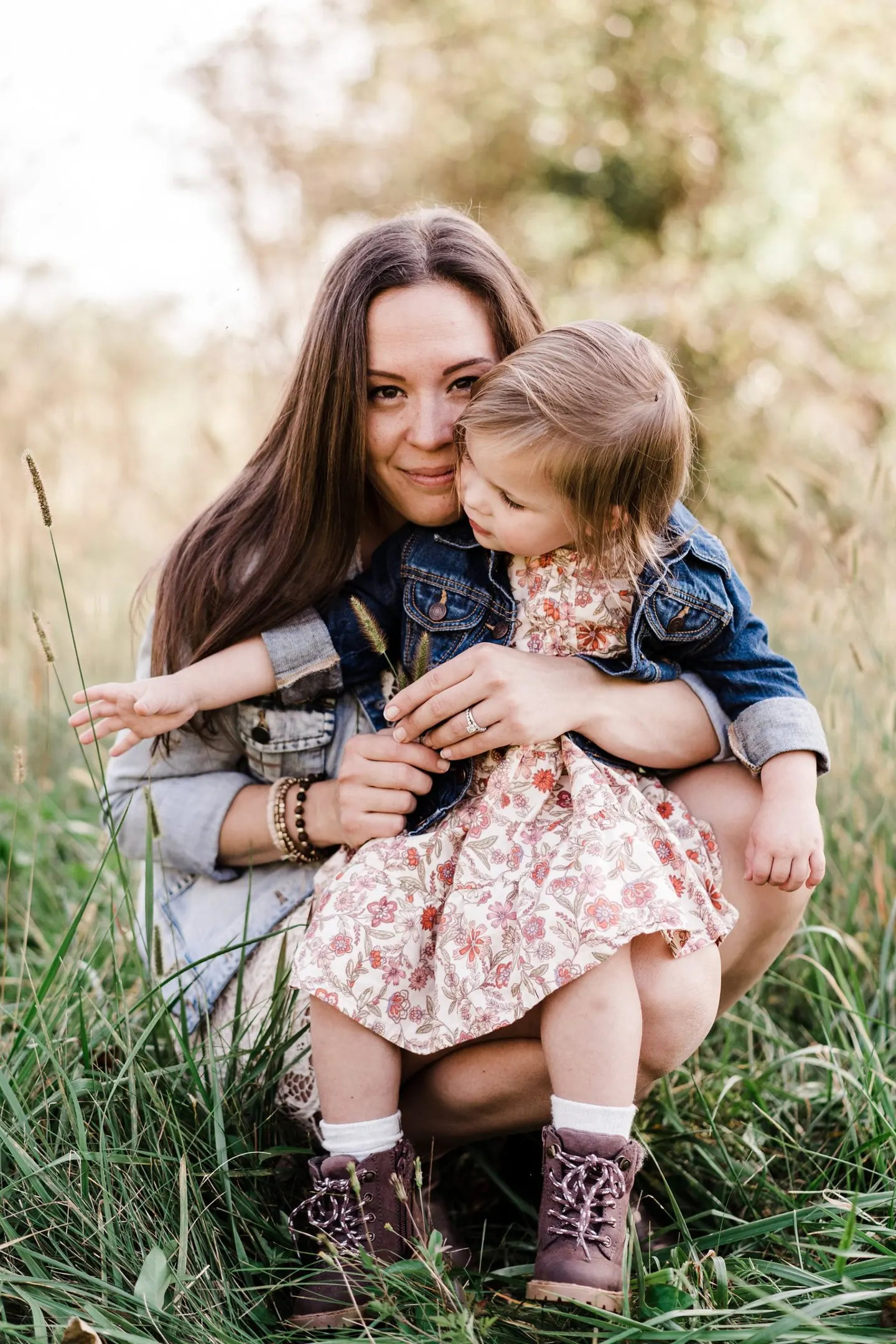 poses for mom with daughter, outdoor family photos, charlottesville va
