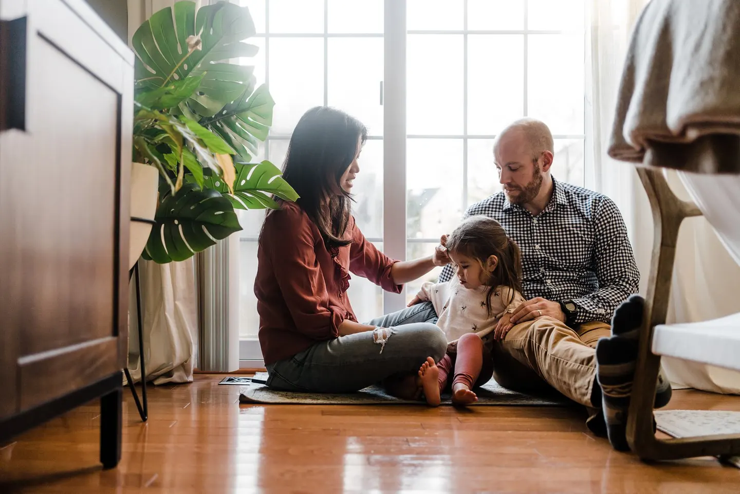 candid moments between family in lifestyle family photos at home