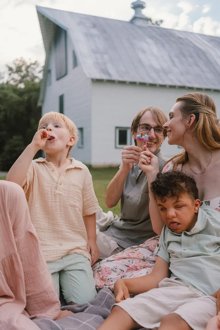 family on a blanket eating popsicles during summer family photos in Virginia
