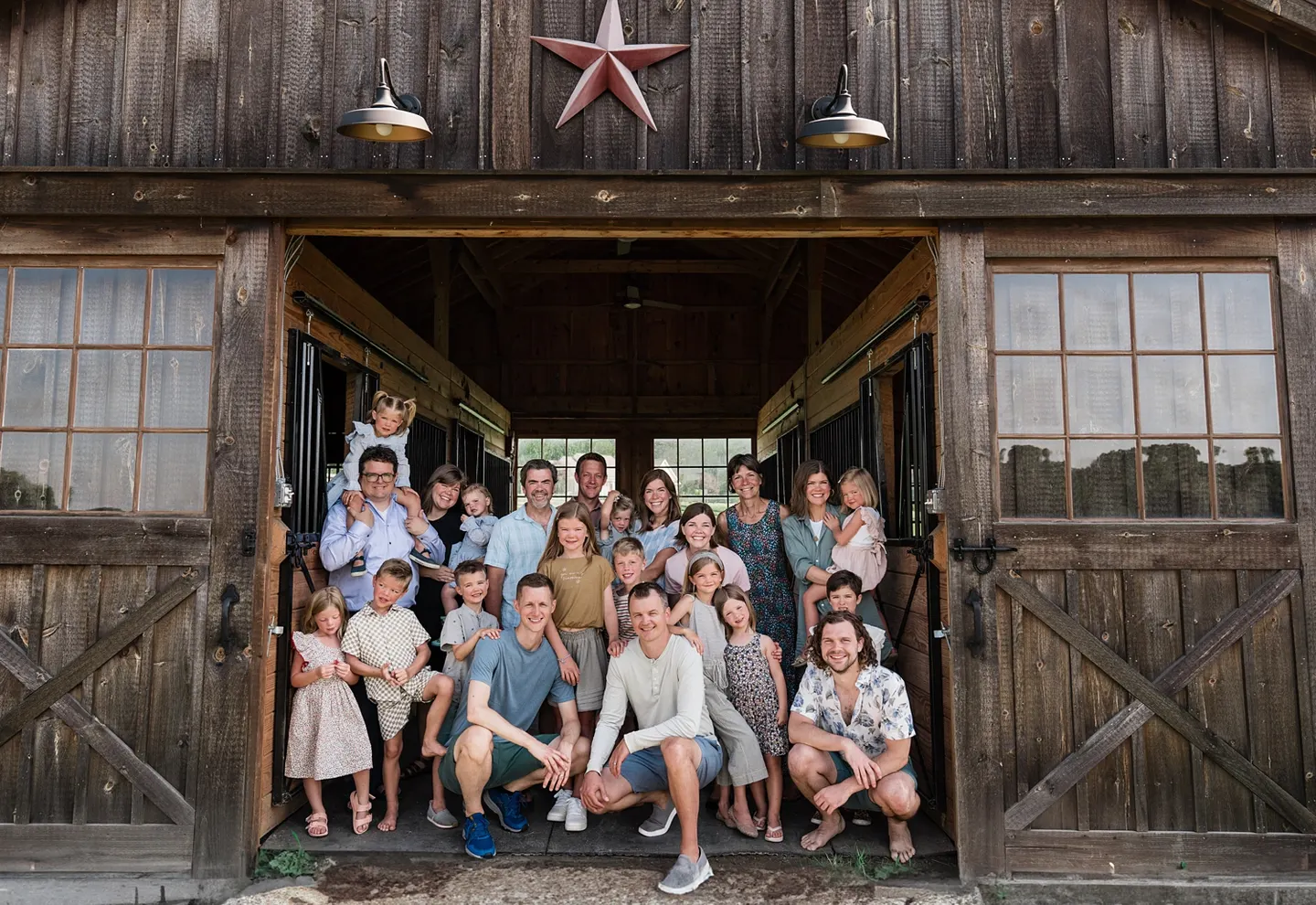 Backyard extended family photos in Charlottesville