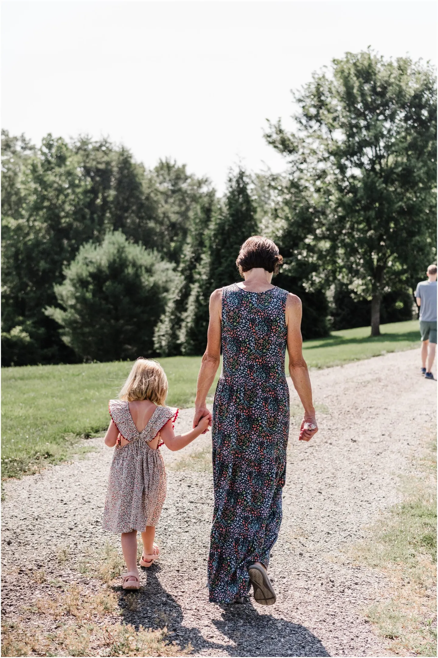 Backyard extended family photos in Charlottesville