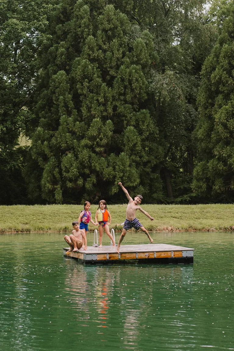 A summer day at the lake: extended family photos in Baltimore