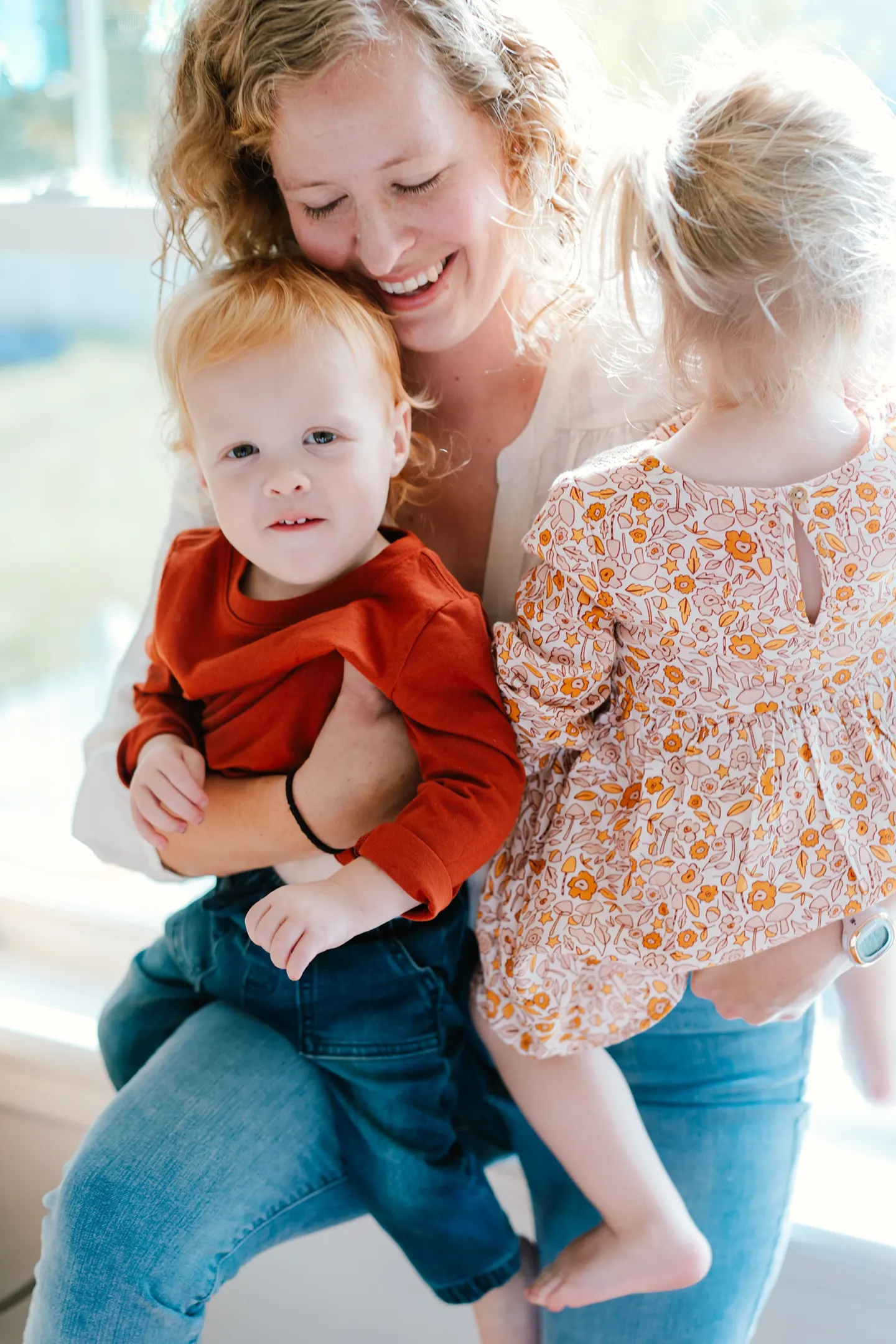 pose for mom with kids in a home family photo session