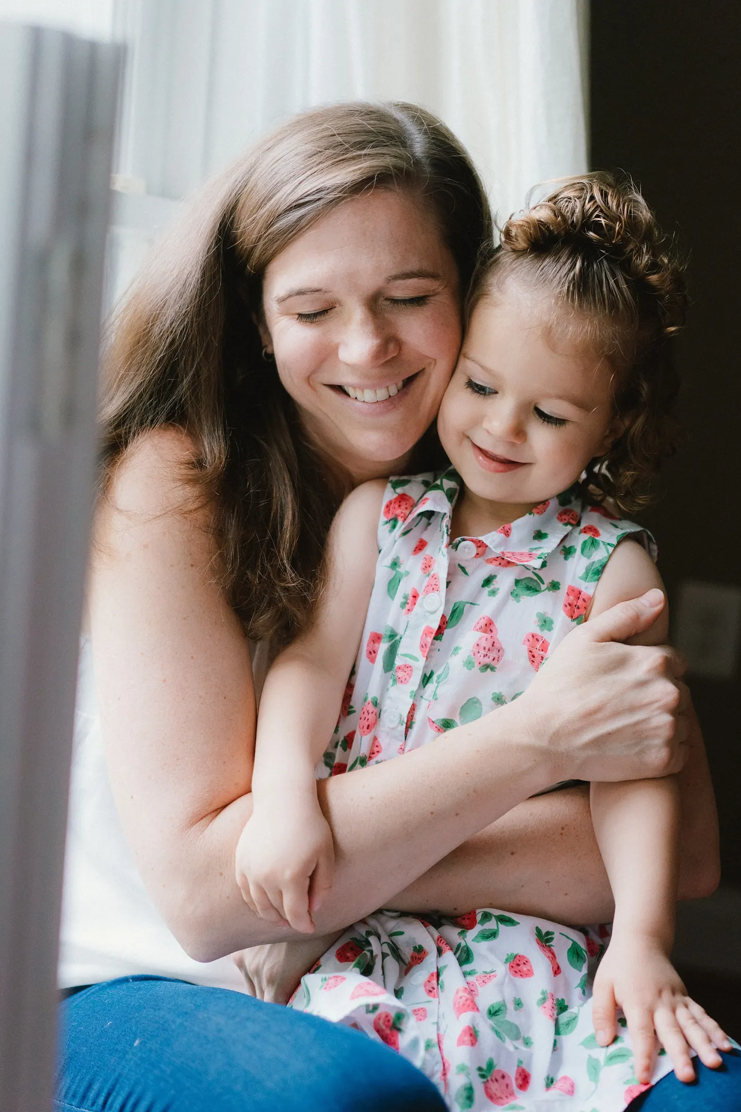 downtown baltimore in-home family photos, mother daughter pose ideas