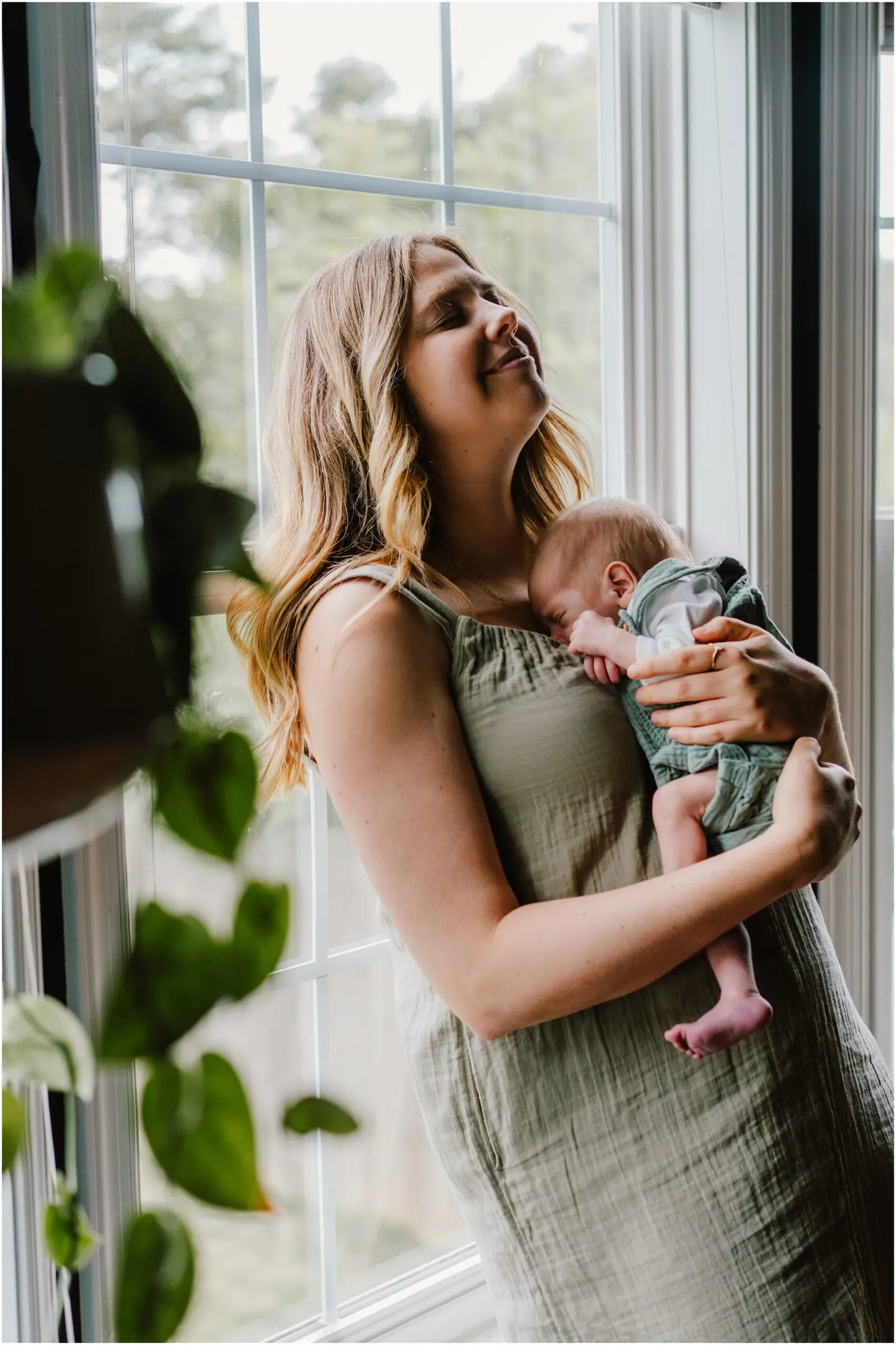 posing ideas for summer newborn photos at home