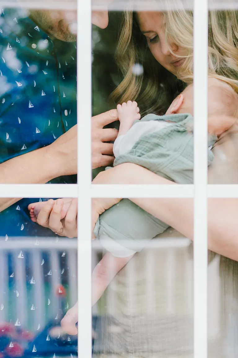getting creative with lifestyle newborn photos at home