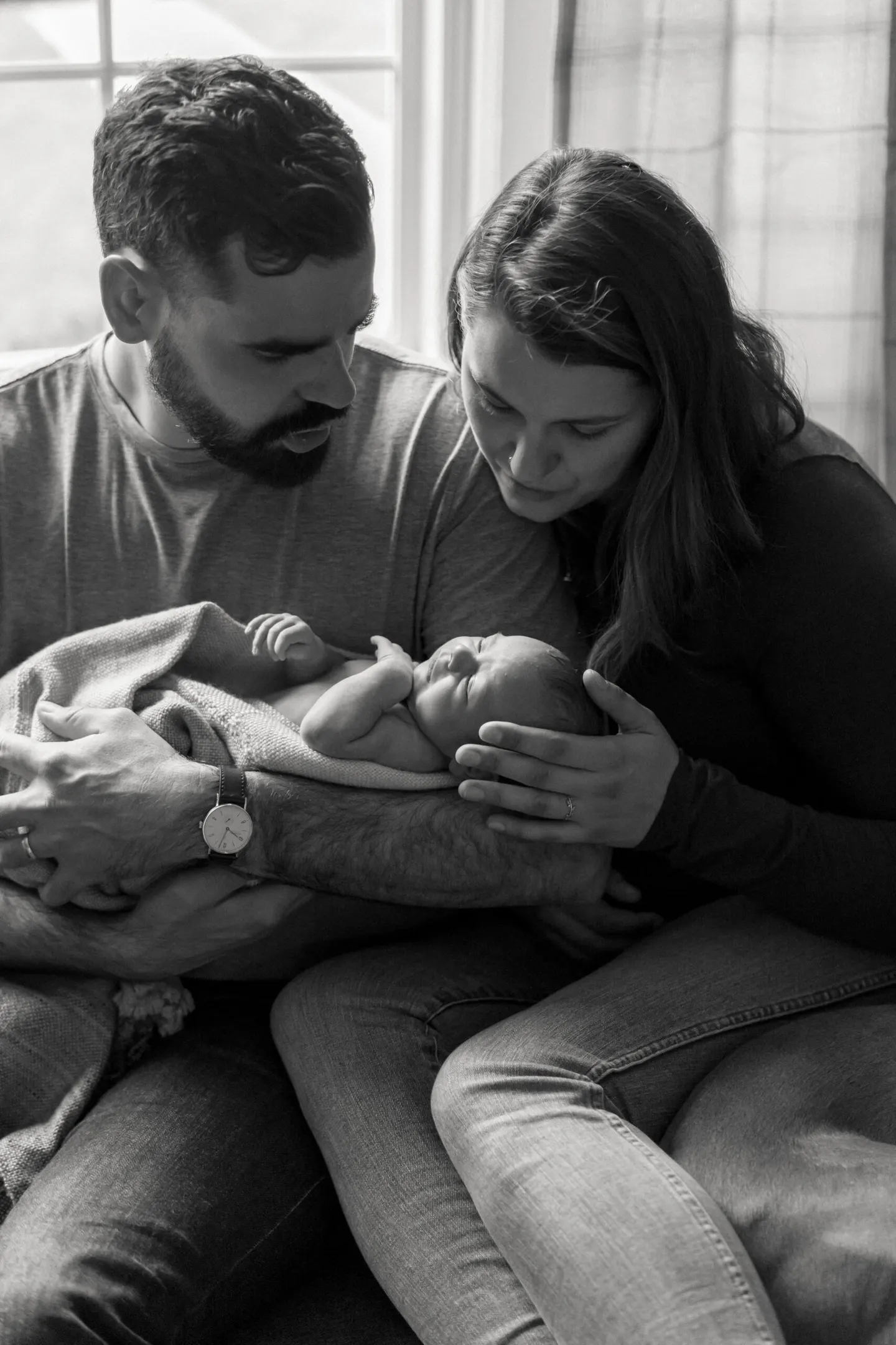 example of relaxed pose with parents and newborn baby in home newborn photos