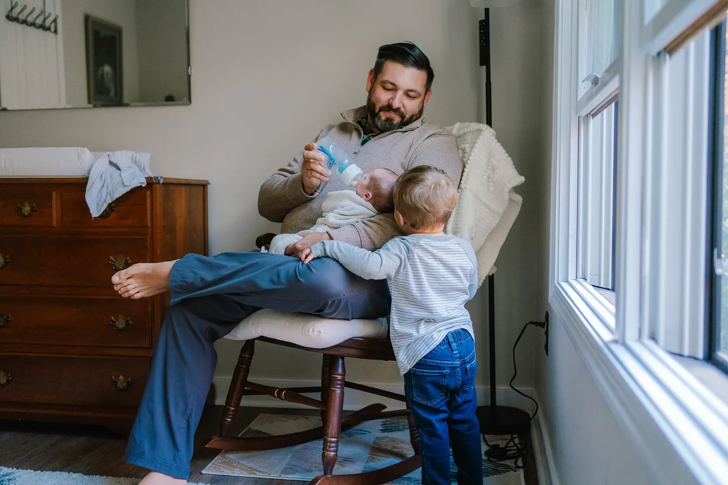Maternity and newborn photos at home with the Barnes family